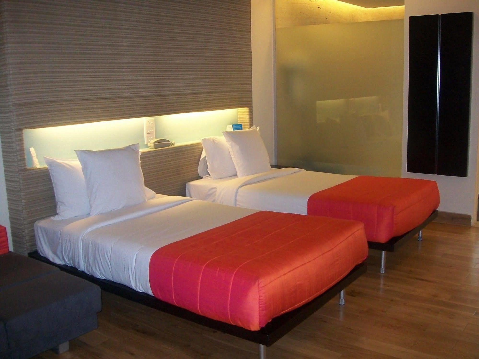 Galaxy Hotel & Spa Ґурґаон Екстер'єр фото